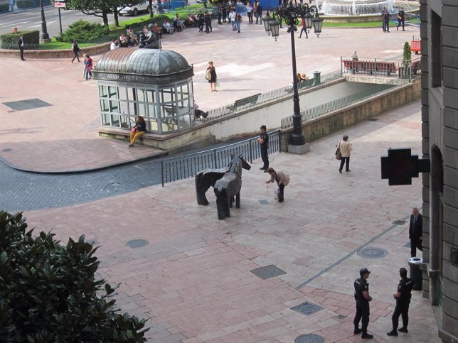 Policías vigilan la Plaza de la Escandalera. 