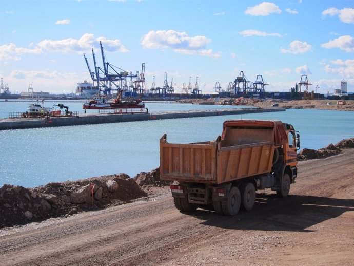Camiones y barcos trabajan en el muelle de cruceros del puerto de Valencia.