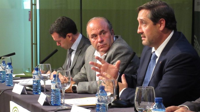 El conseller J.M.Pelegrí y el pte. De la FCAC R.Sarroca