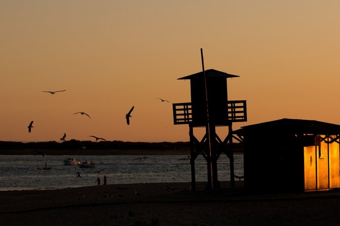 Atardecer en una playa de Huelva.