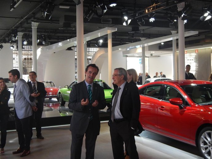 El alcalde trias con el consejero delegado de Mazda España,  J.M. Terol