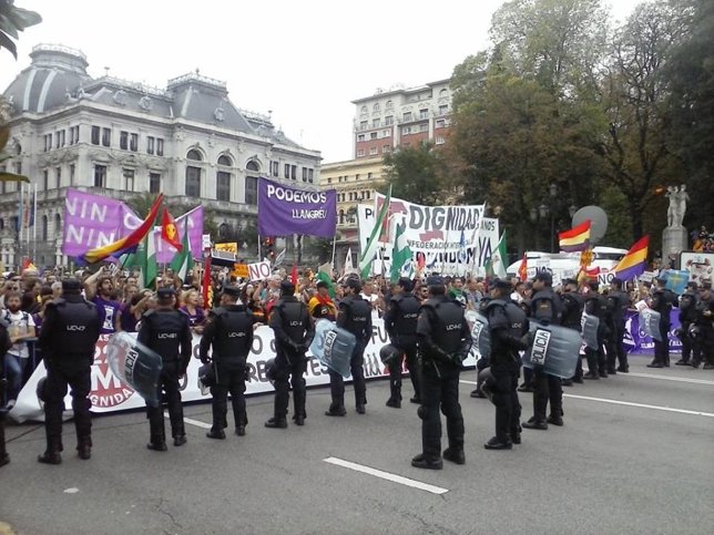 Policías impidiendo el paso a manifestantes