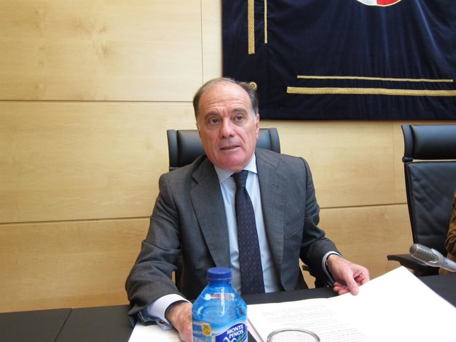 El consejero de Economía y Empleo de la Junta, Tomás Villanueva