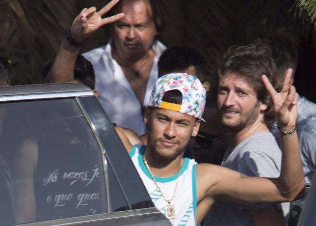 Neymar posó ante las cámaras después de comer con unos amigos