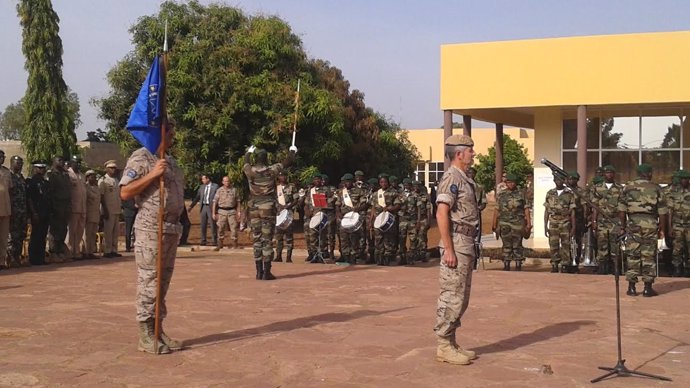 Visita de Morenés a las tropas en Bamako (Malí)