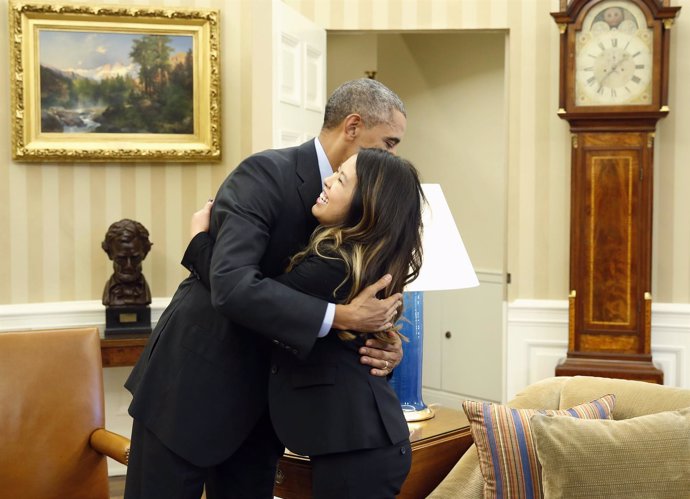Obama abraza a la enfermera Nina Pham