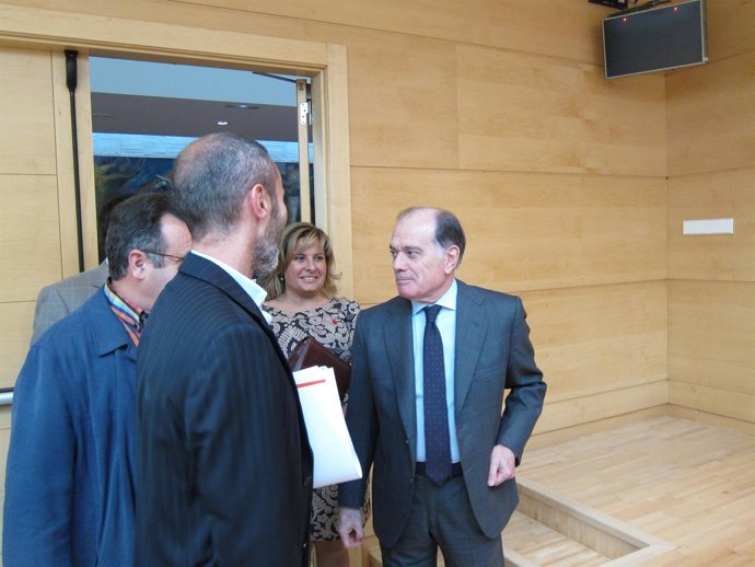 Villanueva charla con la oposición