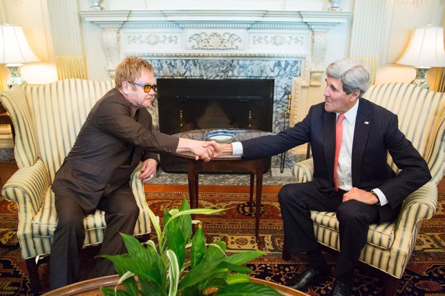 John Kerry y  Elton John se unen contra el sida