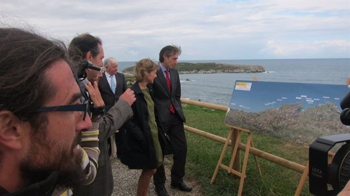 Visita del alcalde y la ministra de medio ambiente a la senda costera en julio