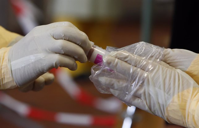 Manejando una muestra de sangre infectada con ébola 