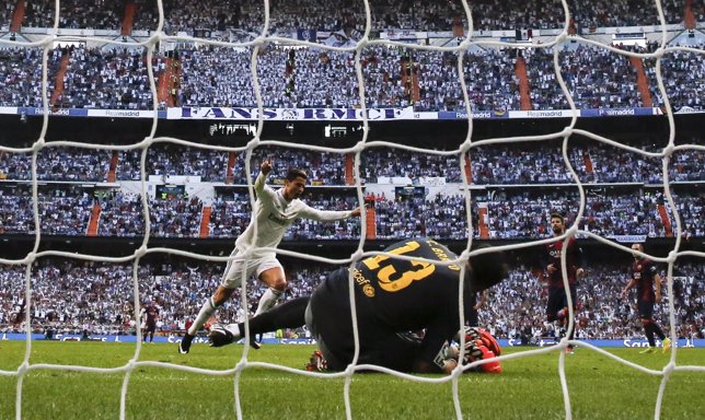 Ronaldo bate a Bravo con un penalti en clásico Madrid Barça