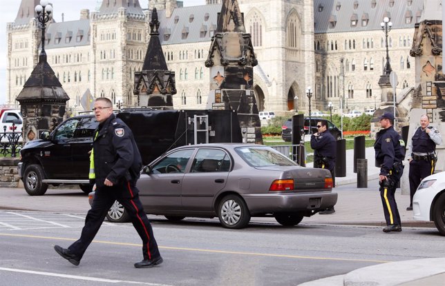 Policía de Ottawa en el Parlamento tras el tiroteo