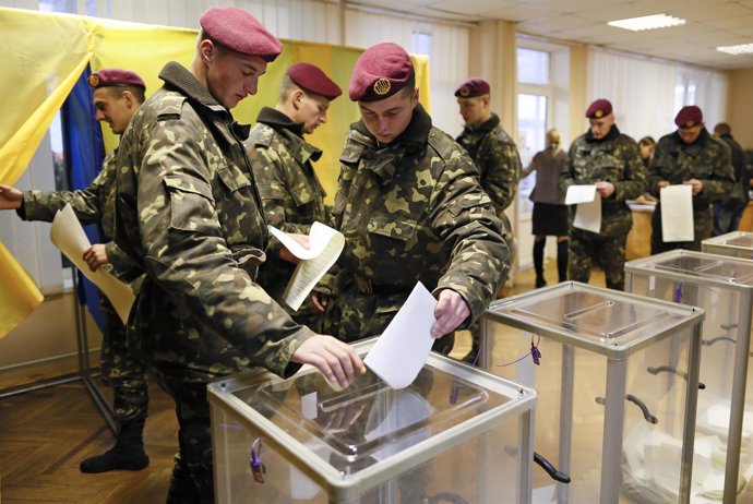 Apertura de urnas en elecciones legislativas de Ucrania 2014