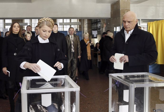 La exprimera ministra Timoshenko deposita su voto 