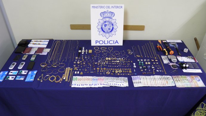 Algunos de los objetos recuperados por los agentes de los robos en Coruña