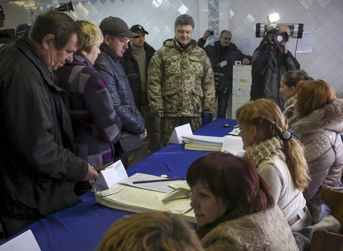 El presidente de Ucrania, Petro Poroshenko, supervisa la votación 2014
