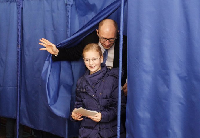 El primer ministro Yatseniuk deposita su voto en las elecciones 2014