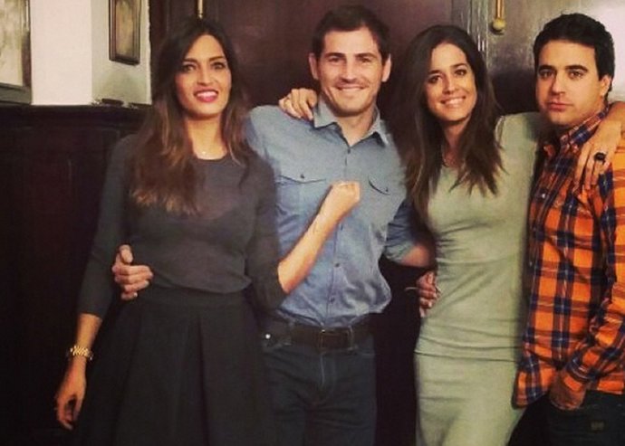 Sara Carbonero celebra la victoria del Madrid con su compañera Isabel Jiménez