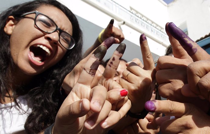 Votantes muestran la tinta tras votar en las elecciones de Túnez