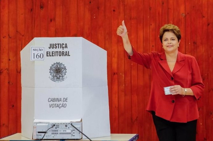 Dilma Rousseff deposita su voto en las elecciones 2014 