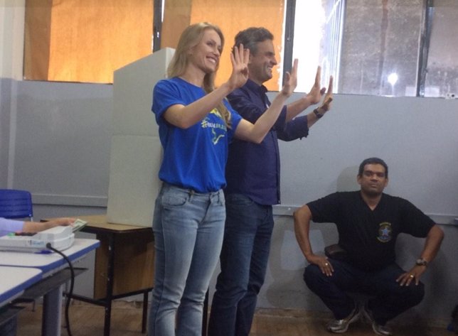 Aecio Neves vota en las presidenciales 2014