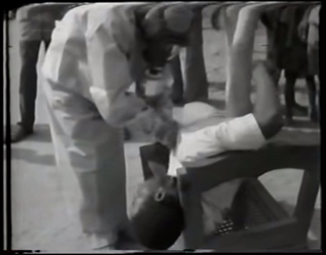 Investigadores estudian a un paciente de ébola en 1976