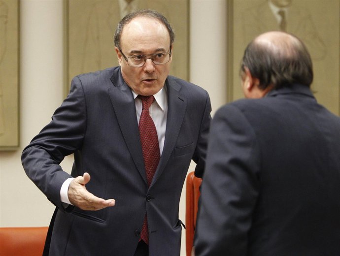 Luis María Linde, hablando con Vicente Martínez Pujalte