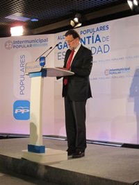 Rajoy presume de haber mantenido el Estado del Bienestar y rechaza las "mentiras" de la oposición