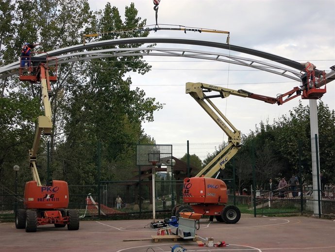 Instalación de la cubierta en la pista de La Barquera