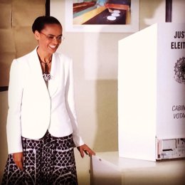 Marina Silva deposita su voto en elecciones generales 2014