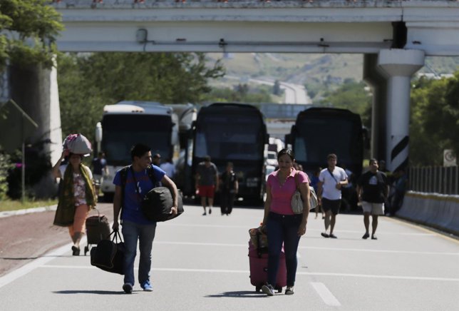 Normalistas bloquean aupista en Acapulco, México