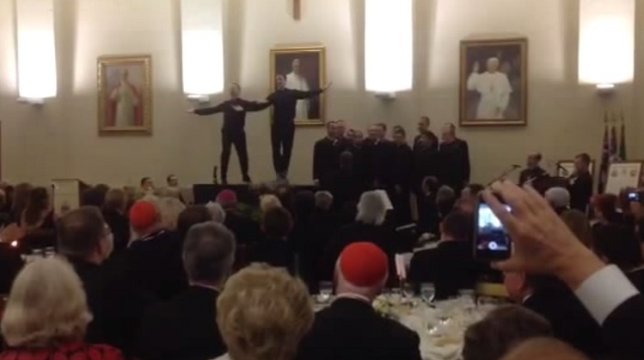 Curas metidos en una batalla de baile 