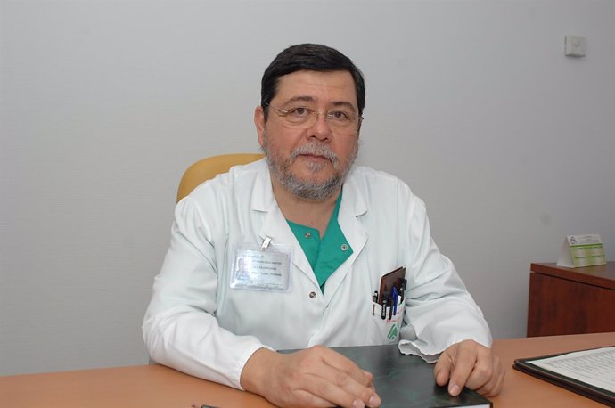 El neumólogo Francisco Santos en su consulta