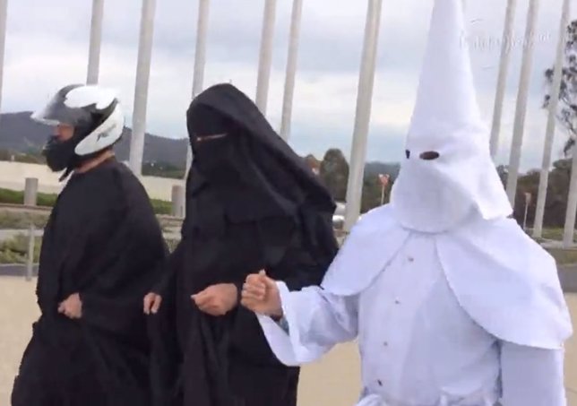 Activistas disfrazados con niqab y capuchón del Ku Klux Klan en Canberra