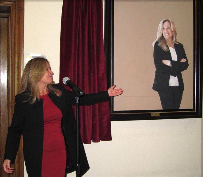 Trinidad Jiménez descubre su retrato