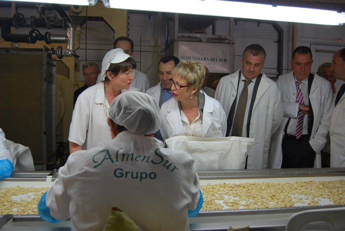 La consejera Elena Víboras visita Almendrera del Sur en Cártama almendras agri