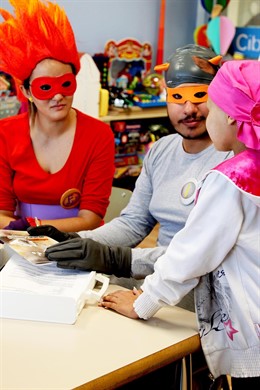 Superhéroes ayudan a niños con cáncer durante su tratamiento