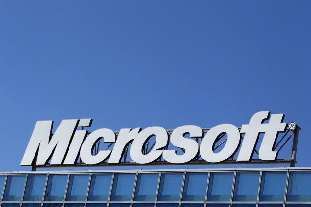 Imagen de archivo del logo de Microsoft en sus oficinas de Bucarest, mar 20 2013