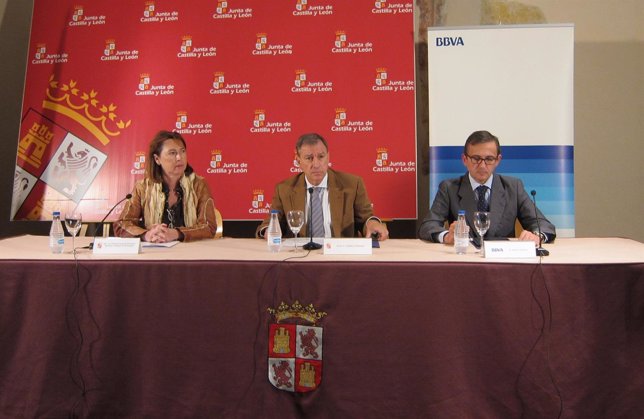 Pilar Gonzálezx, Juan José Mateos y Juan Carlos Hidalgo firman el convenio