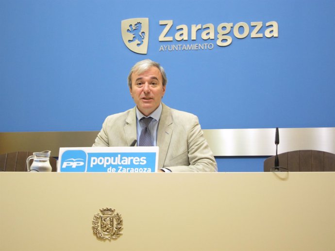 El concejal del PP, Jorge Azcón este lunes en rueda de prensa en el Ayuntamiento