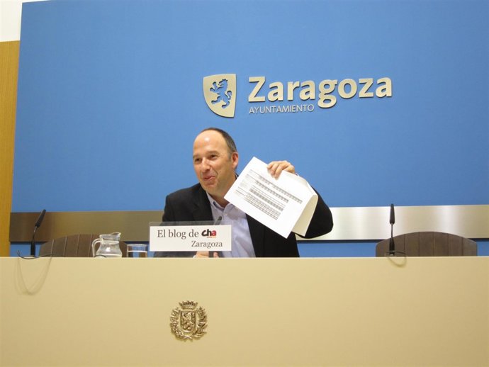 El concejal de CHA, Carmelo Asensio, este lunes en rueda de prensa