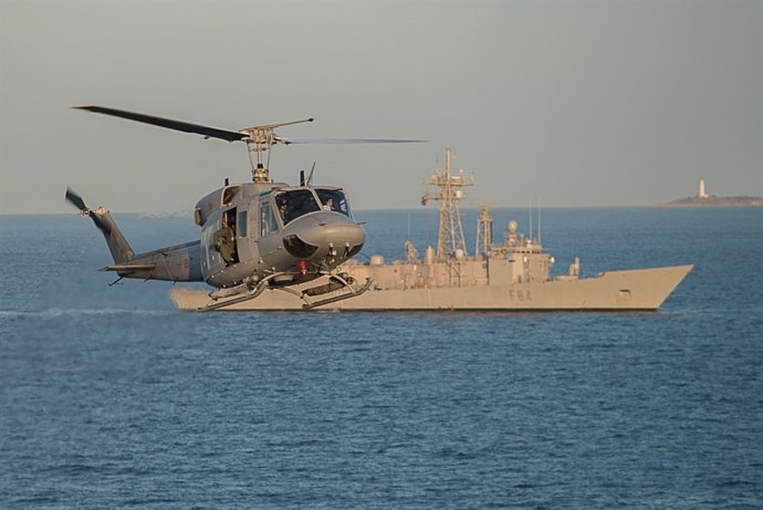 Helicóptero tras salir del buque de la Armada 'Castilla'
