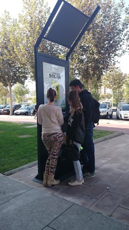 Cargador de móviles con energía solar en la UdL