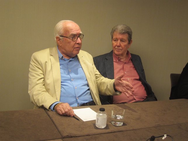 Román Gubern con su editor en la presentación de 'Historia del cine'