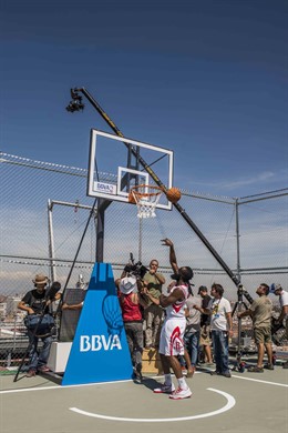 James Harden, durante un spot de BBVA 