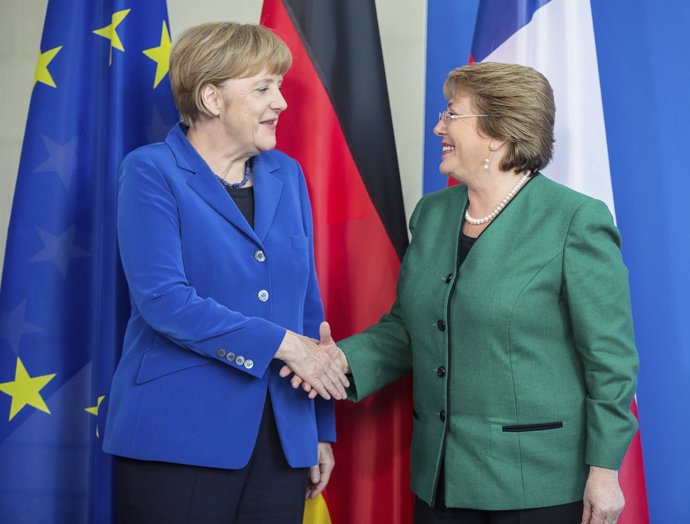 Merkel y Bachelet se saludan durante un encuentro en Berlín