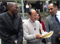 Padres de normalistas impiden dar misa a Solalinde, defensor de los DDHH en México