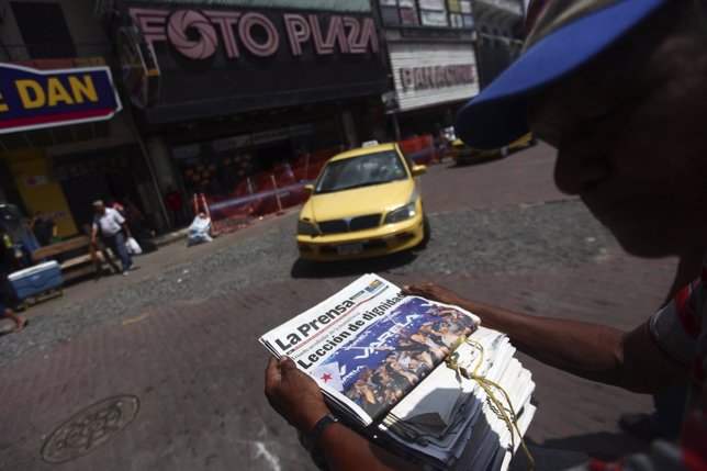 Un panameño lee La Prensa tras la victoria de Juan Carlos Varela
