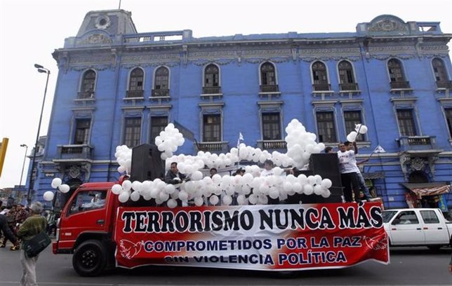 Un vehículo con un cartel contra la violencia del terrorismo en Perú 