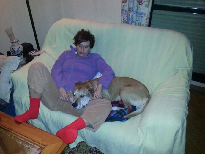 Javier Limón y Teresa Romero junto a su perro excalibur